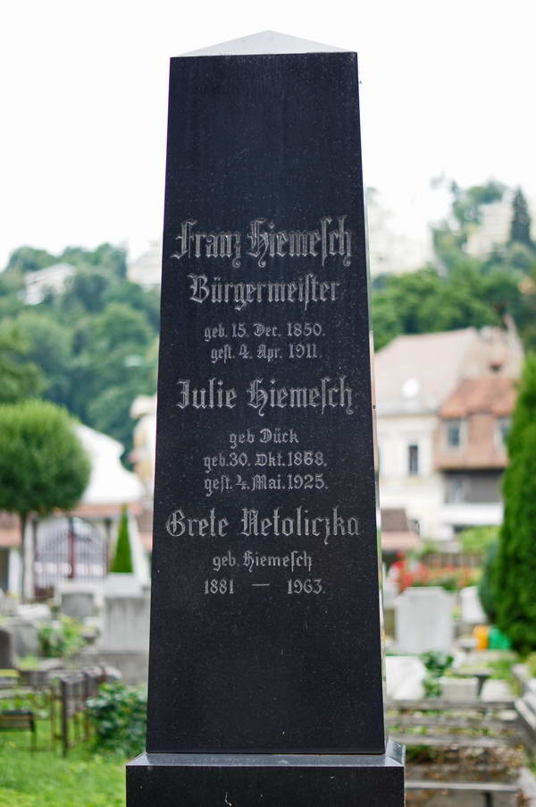 Obelisk am Grabe des Franz Hiemesch. In demselben Grab wurden später sein Gattin Julie und seine Tochter, die Malerin Margarethe Netoliczka-Hiemesch, bestattet.